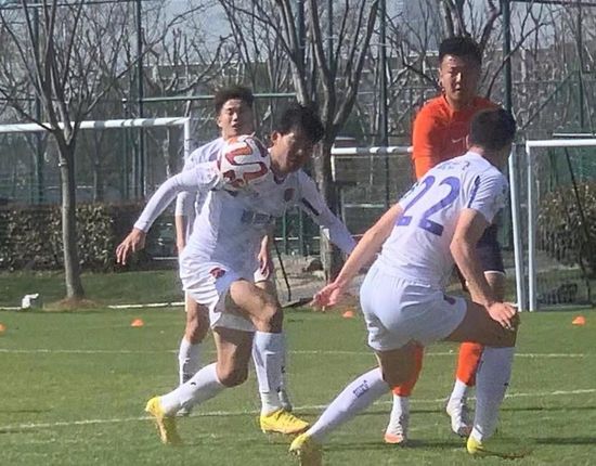 陈泽楷点头说道：叶大师您有所不知......叶辰一伸手打断他，认真道：老陈，你叫我叶大师的时候，我总是很出戏，就跟洪五叫我少爷一样出戏，要不你还是叫我少爷吧，认识你这么久你一直这么称呼我，我也习惯了。